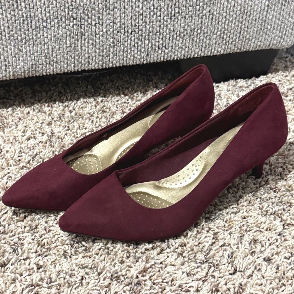 Dexflex Comfort Womens Burgundy Faux Suede Pointed Toe Kitten Heel Pumps Size 9